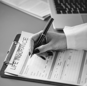 黑白室内女性书写桌面文件