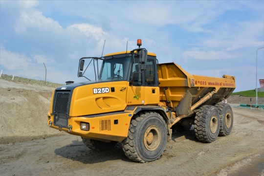 蓝天白云晴空土地施工现场施工挖掘机