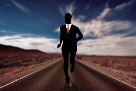 蓝天白云沙漠公路奔跑的男人剪影