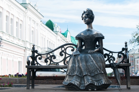 城市街道坐长椅女性金属艺术塑像