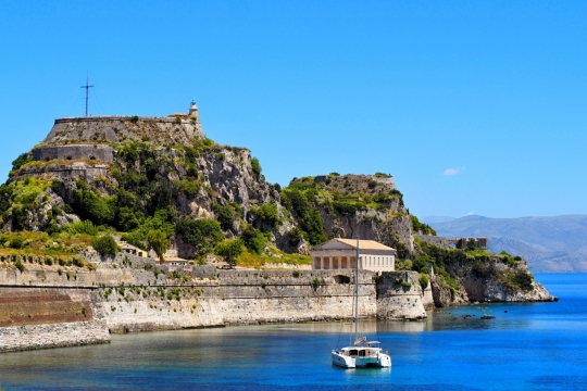 大海海岸边历史遗址建筑旅行