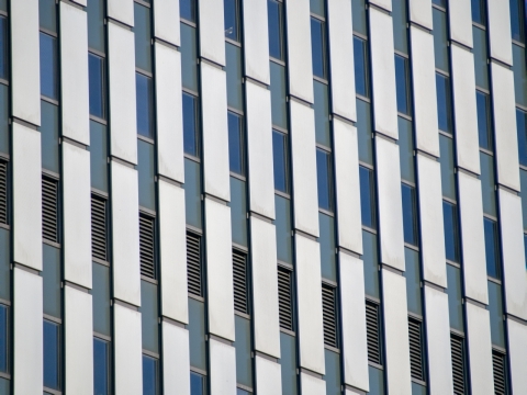 城市现代高楼大厦墙壁玻璃窗户特写