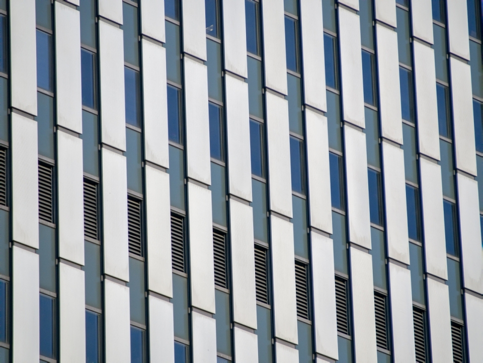 城市现代高楼大厦墙壁玻璃窗户特写