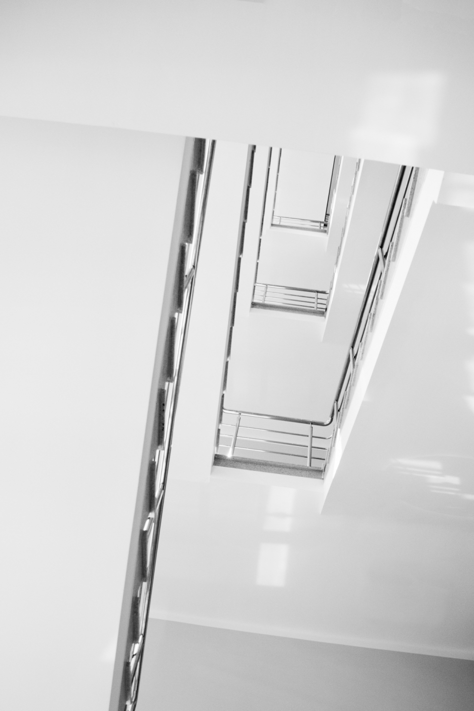 纯白色楼梯走廊俯视角度摄影