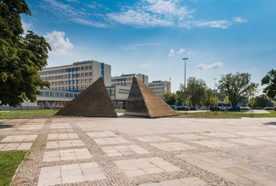 广场上两个金字塔模型和大楼建筑