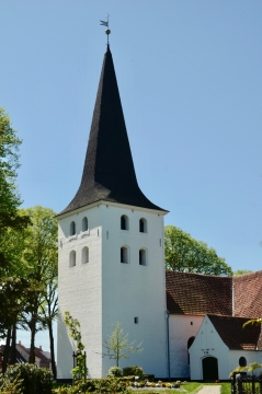 阳光蓝色天空尖顶古典教堂塔建筑