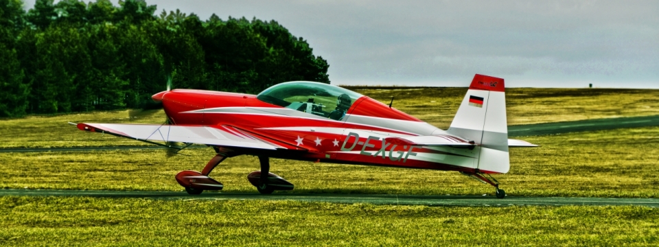 草坪上停放小型民用螺旋桨式飞机