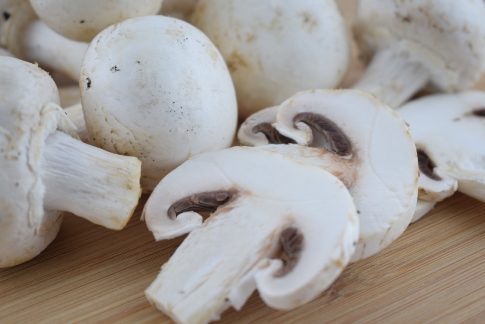 木制桌面白色新鲜健康蘑菇蔬菜