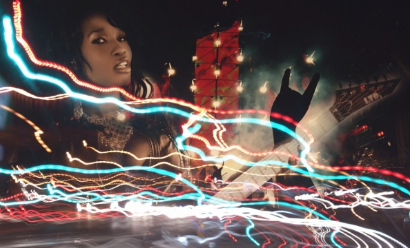 发光带中玩音乐的女子性感嘴唇人像