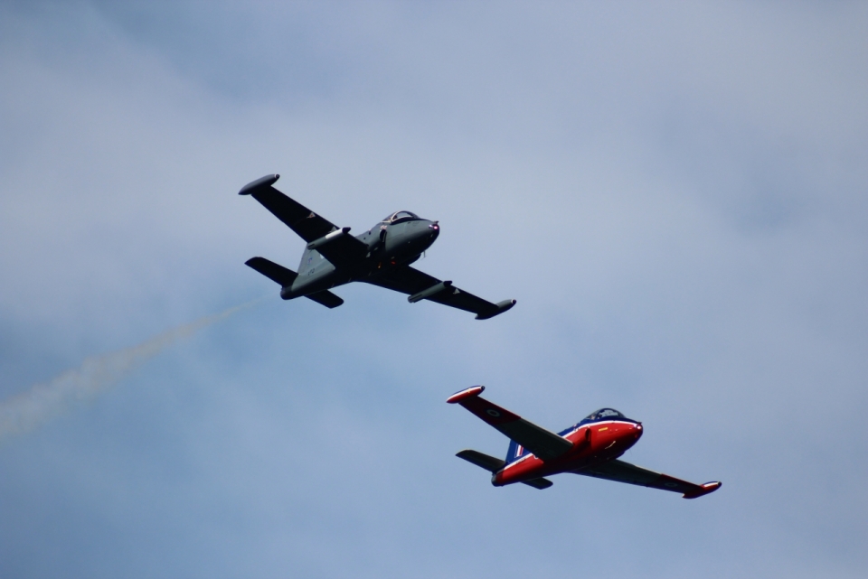 两架在天空中的小型飞机摄影