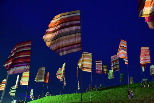 插满了彩色旗帜的草地摄影