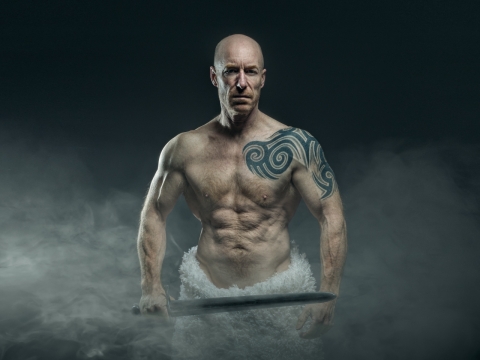 黑色烟雾背景拿刀强壮肌肉纹身男性