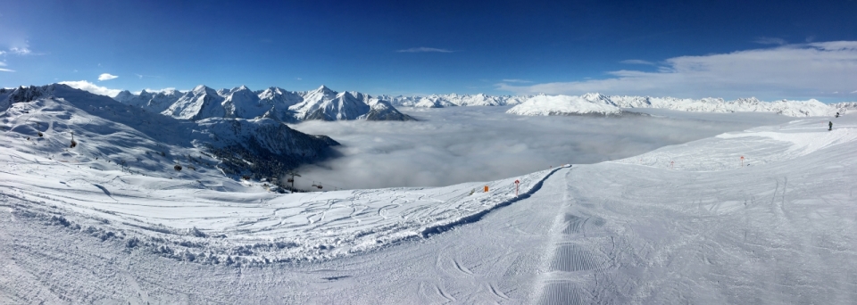 滑雪场雪山山坡空旷平坦的雪道