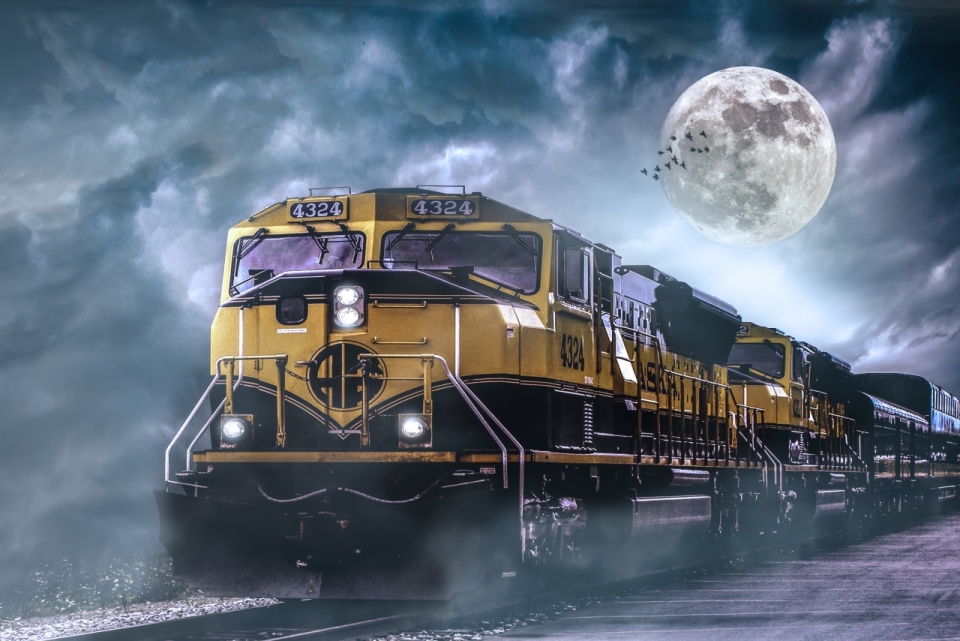 暮色月光下的运输火车
