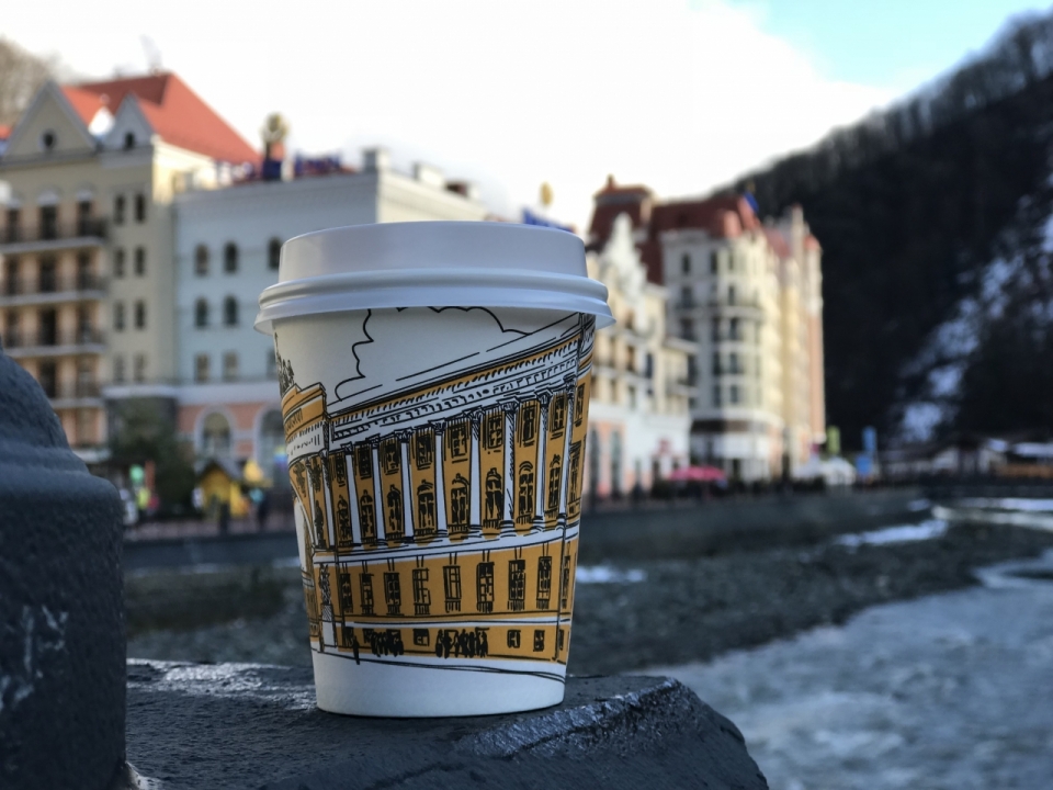 广场边栏杆摆放咖啡杯外观特写