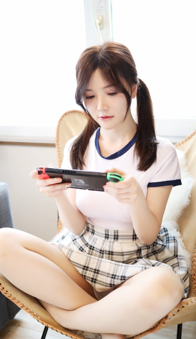 大胸美女学生妹大胆人体艺术性感诱惑写真