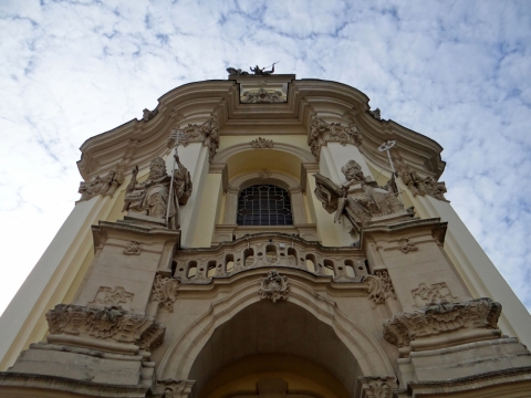 欧洲别墅欧式建筑大楼和雕像