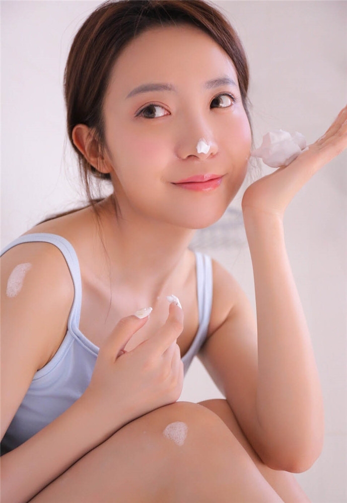 性感美女美腿诱惑浴室湿身写真图片