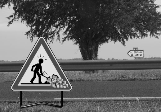 黑白风草坪树木马路前标识