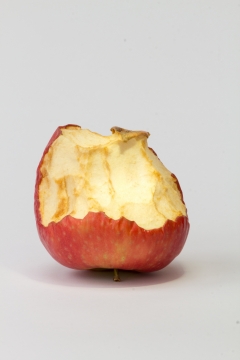 微距摄影_灰色背景咬过美味红色苹果