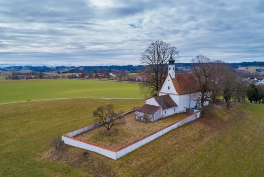 空旷城市郊外草坪上古老建筑
