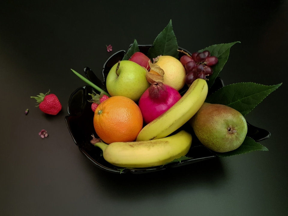 黑色桌面果盘新鲜美味健康彩色水果