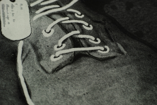 黑白衣服上系带鞋子图案