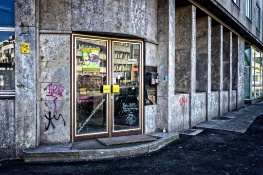 城市街道旁商店门窗街景