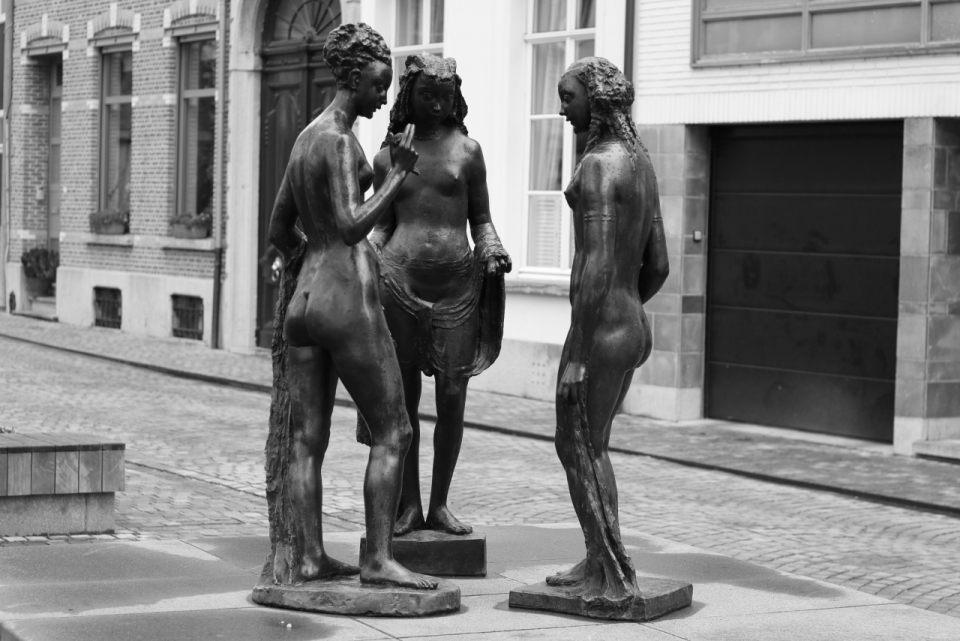 黑白风城市街头青铜艺术女性雕像们