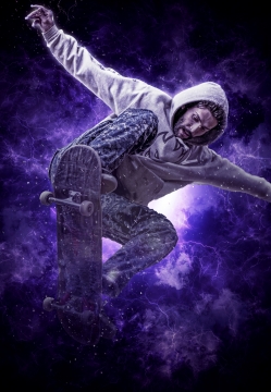 紫色背景下穿着连帽衫玩滑板的男子