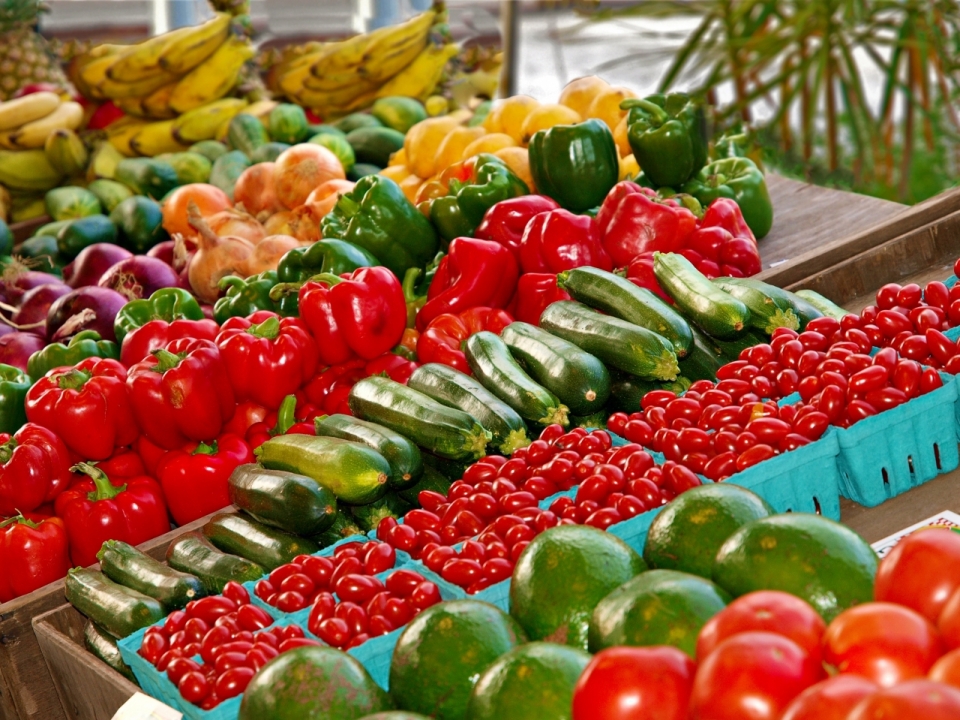 水果市场摊位前摆放新鲜水果蔬菜