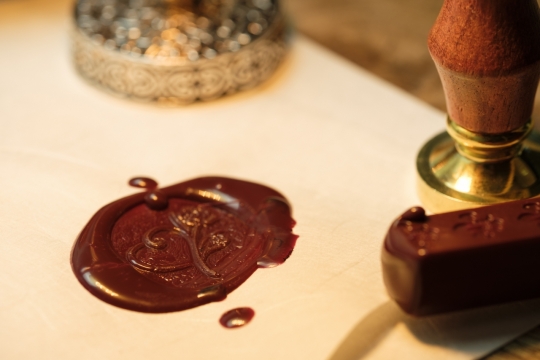 白纸上红色火漆图案高清特写