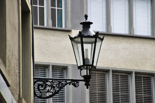 街道边墙壁镶嵌黑色路灯精致外观