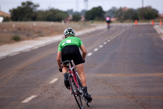人物摄影_城市郊外马路骑行运动男性自行车车手