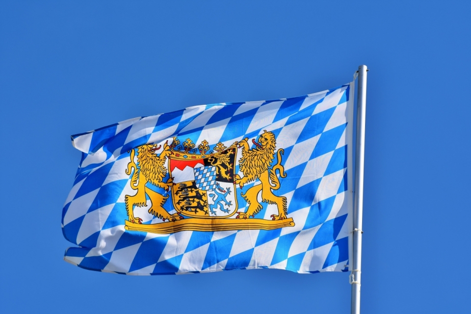 德国巴伐利亚蓝色天空飘扬彩色旗帜