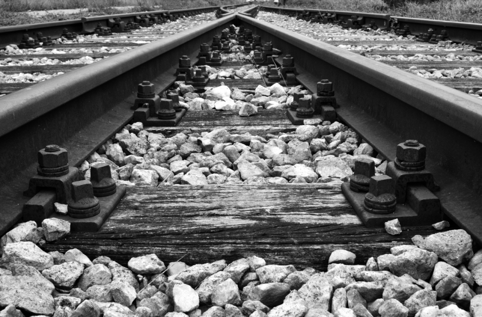 铁路交叉处黑白风格摄影