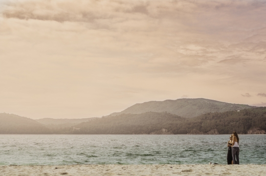自然户外山峰蓝色湖泊前女性们