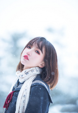 冬季校园制服美女娇媚写真