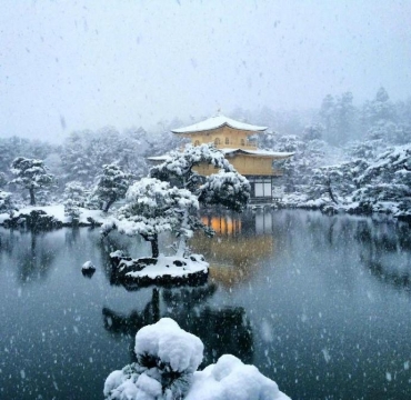 日本金阁寺冬天雪景风景图片