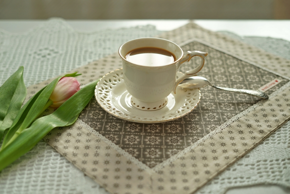 精美桌布上摆放香醇咖啡饮品