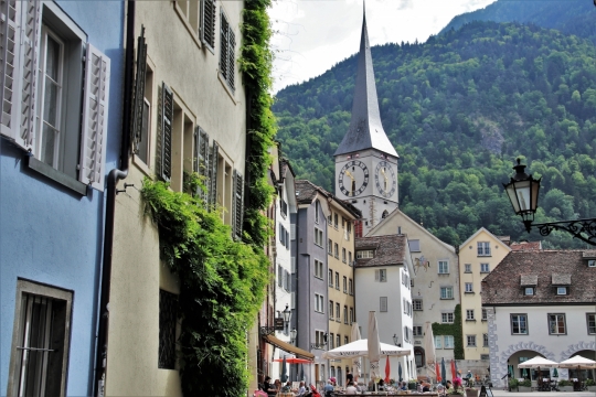 自然山峰前城市街道古老历史房屋建筑