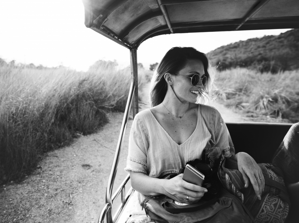 黑白色调拿着手机的美女做旅游车