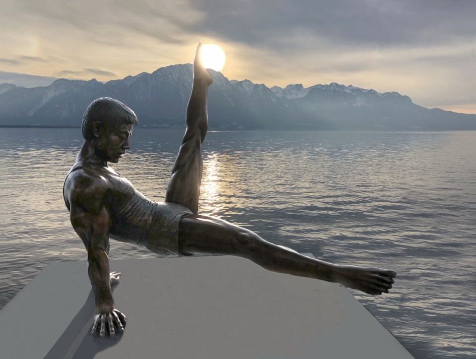 日出时冰山海岸的体操雕像