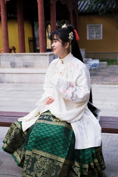 庭院静坐古装汉服璎珞美少女