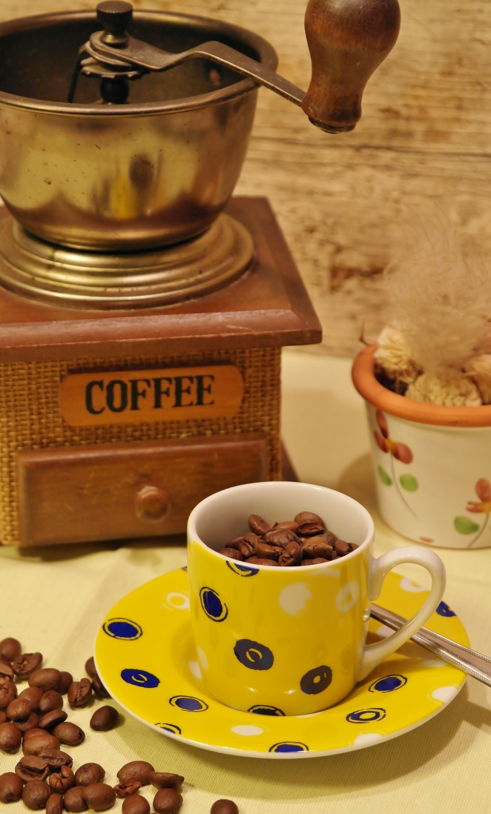 手工研磨咖啡餐具咖啡豆高清摆拍
