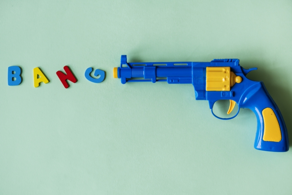 绿色背景塑料玩具手枪英文字母模型