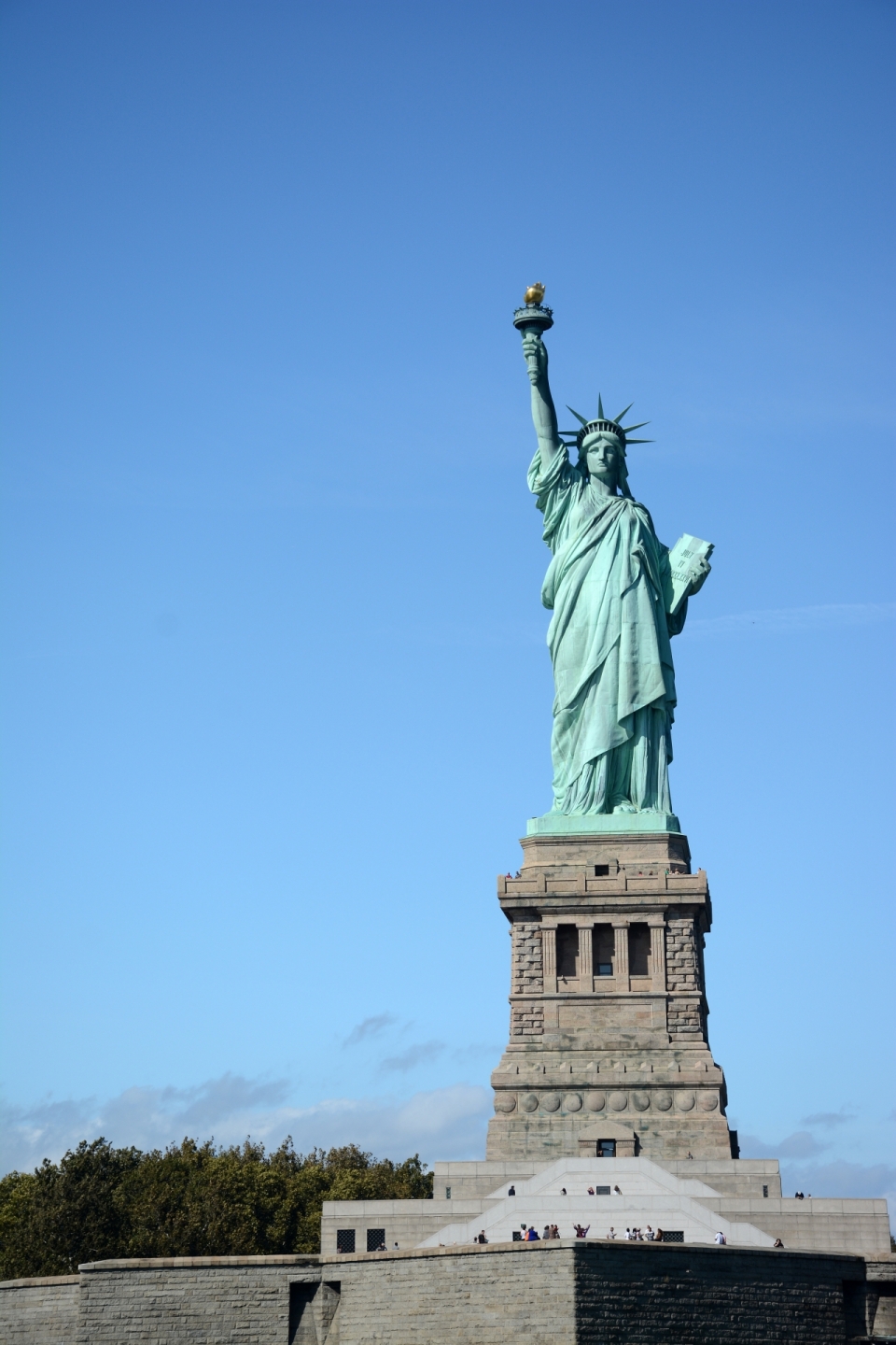 蓝色天空阳光下美国纽约自由女神像雕像