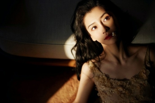 性感美女明星杨颖露肩裙锁骨线条吸睛写真