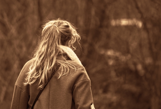 怀旧色调户外扎马尾辫女性背影