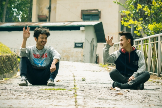 城市街道盘坐地面成年男性